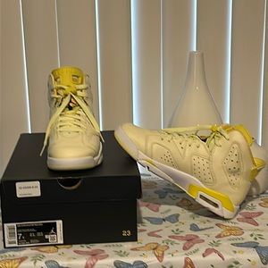 Youth size 7 yellow Retro 6 Air Jordan.